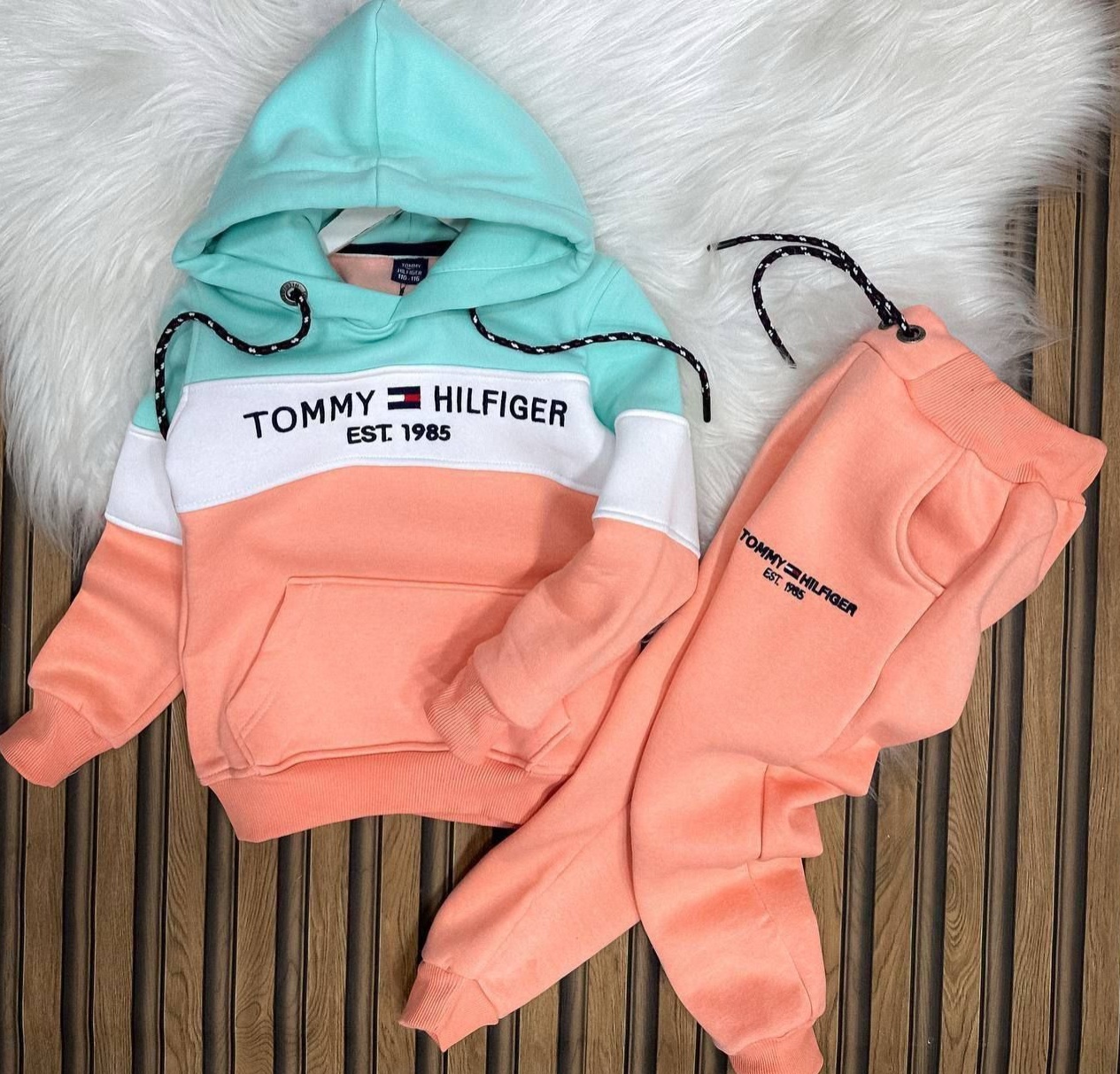 هودی و شلوار داخل کرکدار برند tommy  کد 014